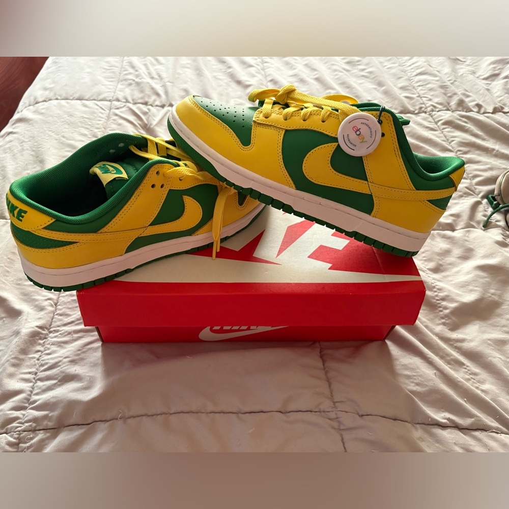 Nike Dunks

Men’s 8.5

New in Box!!!!